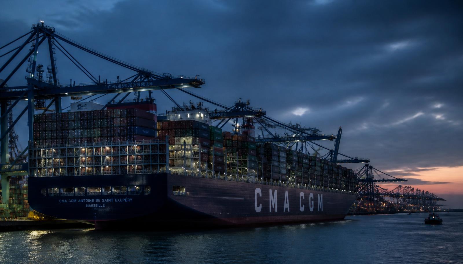 Navio cargueiro em porto na China